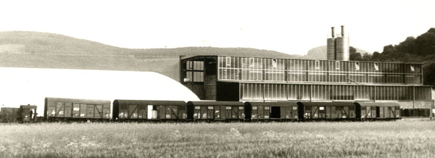 Aufbau des Roth Kunststoffwerks in Dautphetal-Buchenau im Jahr 1970.