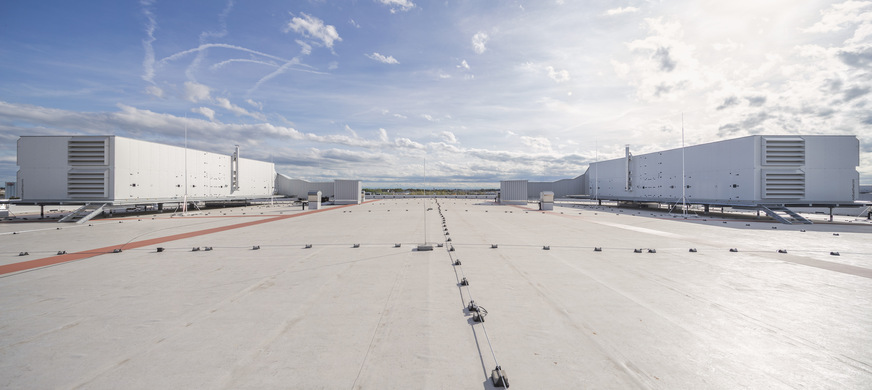 Bild 1 Zwei der vier großen RLT-Geräte auf der neuen Halle der Messe Augsburg. Die 20 m langen RLT-Geräte haben eine Höhe von 4,3 m, eine Tiefe von 6,0 m und wiegen jeweils rund 35 t.