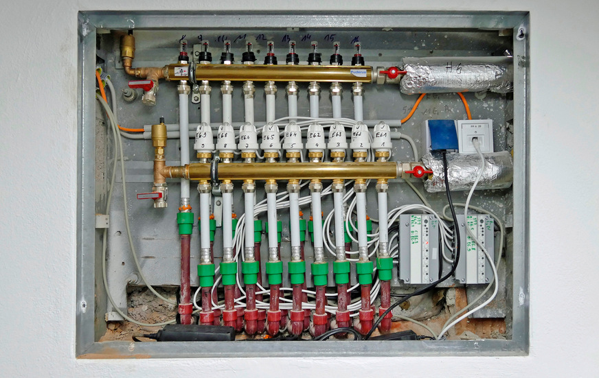 Der Eingriff in das bestehende hydraulische System war gering. Neu sind die elektrothermischen Stellantriebe mit Auf-/Zu-Funktion und die Standard-Drosselventile für den statischen hydraulischen Abgleich.