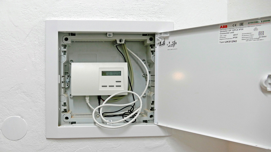 Die Zentraleinheit – ein Gerät für 18 Räume  – ist über Ethernet mit dem zentralen Netzwerk des SBZ verbunden. Die Bedienung erfolgt über PCi-Software durch die Haustechnik. Eine Besonderheit ist die Option, die Temperatur- und Regelungshistorie für jeden Raum aufzurufen.