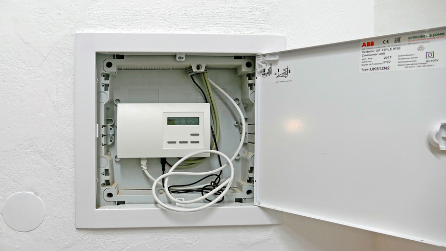 Die Zentraleinheit – ein Gerät für 18 Räume – ist über Ethernet mit dem zentralen Netzwerk des SBZ verbunden. Die Bedienung erfolgt über PCi-Software durch die Haustechnik. Eine Besonderheit ist die Option, die Temperatur- und Regelungshistorie für jeden Raum aufzurufen.