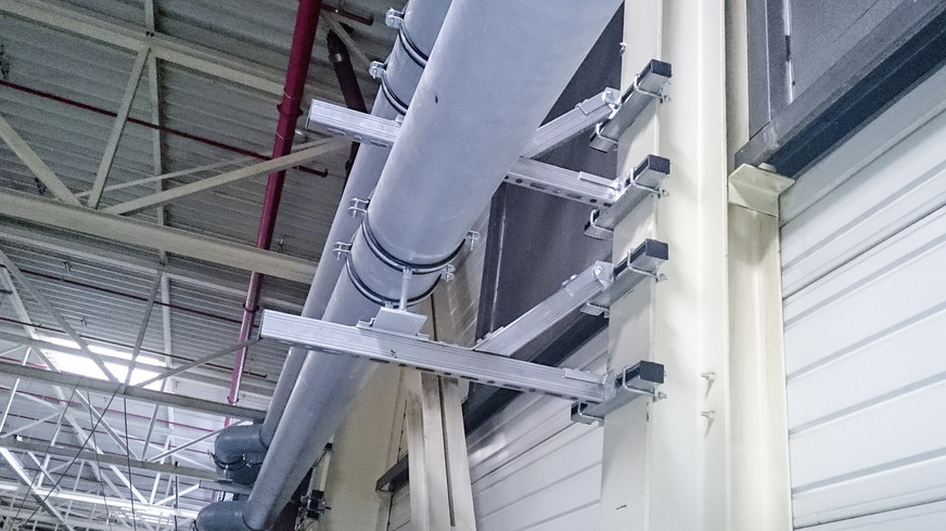 Bild 5  Befestigung an Stahlträger mit Halteklammern und Profil-Gelenkverbinder.