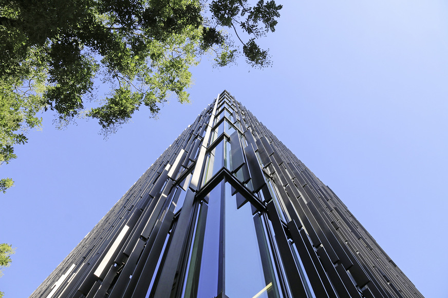 Bild&nbsp;2: Hinter der Fassade befinden sich insgesamt rund 600 dezentrale LTG-Lüftungsgeräte, um die Büro-flächen bedarfsgerecht zu klimatisieren.