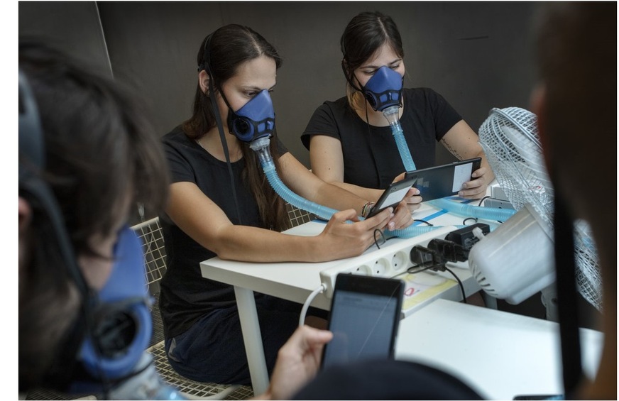 Studienteilnehmer in einer speziell isolierten Kammer. Gelegentlich mussten sie mit einer speziellen Maske atmen, die es ermöglicht, die chemische Zusammensetzung von Atem und Haut getrennt zu messen.