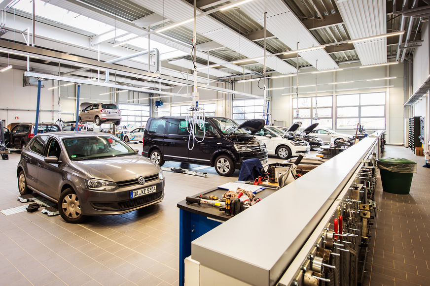 Bild 5: Deckenstrahlplatten des Typs ECO EVO Plus im Werkstattbereich. Neben der angenehmen und energiesparenden Beheizung ermöglichen sie eine optimale Raumnutzung, da Wände und Böden frei bleiben.&nbsp;