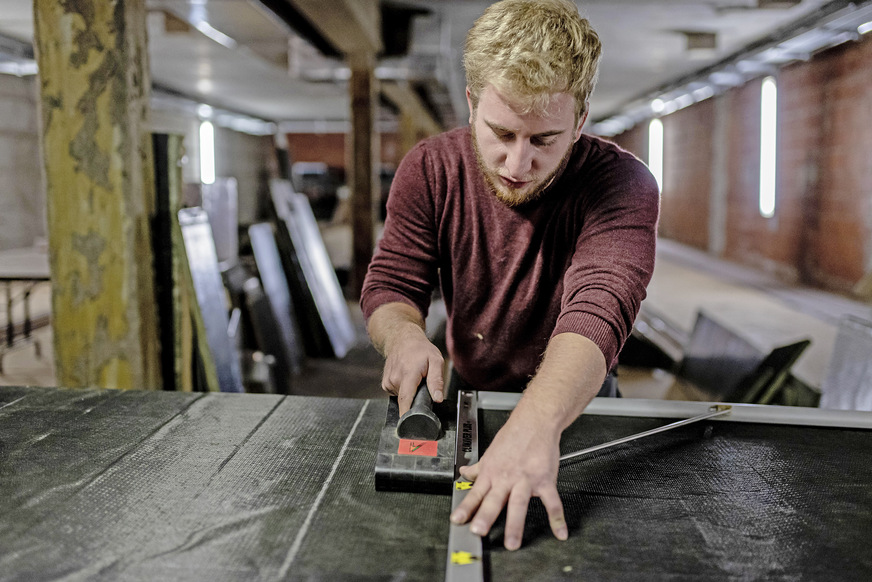 Mit speziellen Climaver-Schneidwerkzeugen und einem Anschlagwinkel zur Übertragung der gewünschten Maße auf die Platten entstehen in wenigen Schritten selbsttragende Kanäle…