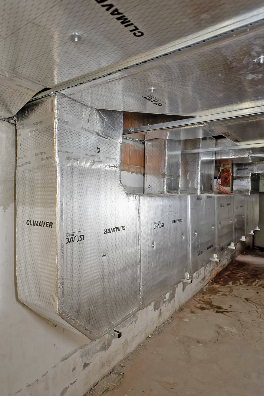 Basis des Climaver-Systems ist die Climaver-A2-neto-Dämmplatte aus Glaswolle (Wärmeleitfähigkeit von 0,032 W/(m K) bei 10 °C), deren Außenseite mit einer besonders stabilen, diffusionshemmenden Alukaschierung versehen ist. Die Innenseite besteht aus einem hochreißfesten Glasvlies.