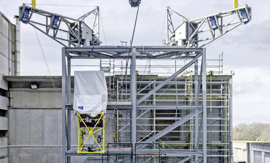 Bild 2 Prototyp eines Fassadenroboters im EU-Projekt Hephaestus, an dem die TU München beteiligt ist. Der Kabel-bewegte Roboter kann sich mithilfe von acht Kabeln in alle Richtungen drehen und bewegen. Er eignet sich zum Demontieren und Montieren von vorgefertigten Fassaden in Hochhäusern, Fassadenreparaturen oder für Wartungsarbeiten an senkrechten Photovoltaik-Fassaden.
