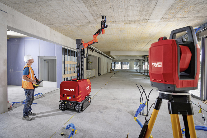 Bild 7 Roboterlösung Jaibot von Hilti für Überkopfbohrungen, um zum Beispiel Deckenelemente, Lüftungskanäle, Rohrleitungen oder Elektrotrassen zu befestigen oder abzuhängen. Die jeweilige Position des gewerkespezifisch gekennzeichneten Bohrlochs erhält der Roboter auf der Grundlage von BIM-Daten. Solche Stand-alone-Lösungen bilden die Grundlage für eine spätere Vernetzung mit der digitalen Baustelle.