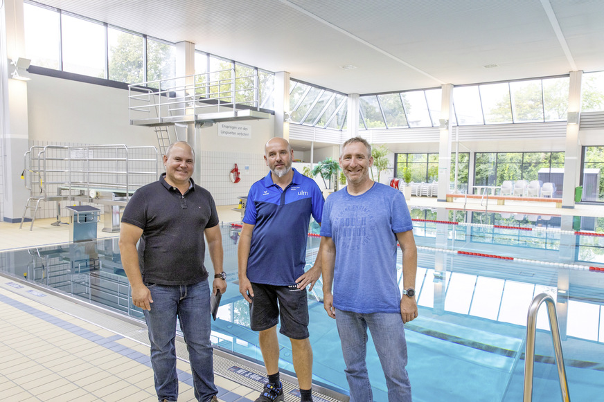 Bild 8 Schell Vertriebsbeauftragter Sven Potthoff, Haustechniker Frank Welz und Michael Kuhnle vom Zentralen Gebäudemanagement der Stadt Ulm sind sich einig: Mit den neuen Duschpaneele und dem Wassermanagementsystem SWS wurden im Westbad beste Voraussetzungen für den effizienten hygienischen Betrieb der Duschanlagen geschaffen.