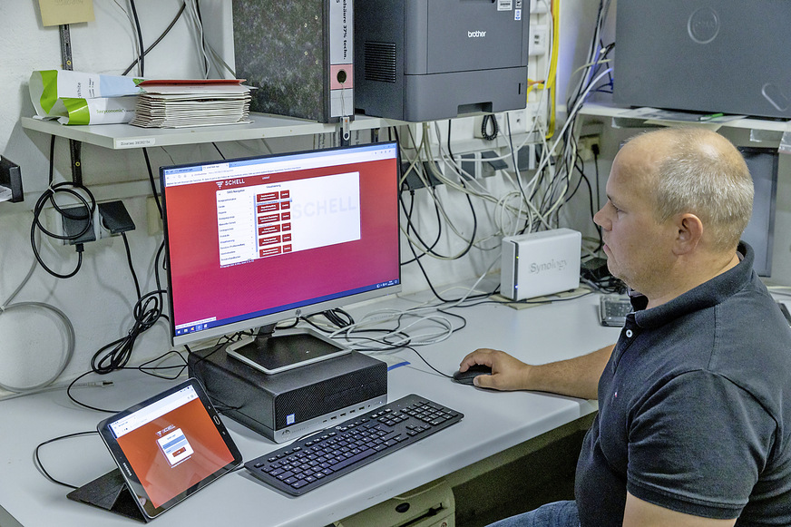 Bild 6 Schell-Vertriebsmitarbeiter Sven Potthoff richtet das Wassermanagement-System SWS auf dem PC des verantwortlichen Haustechnikers ein.