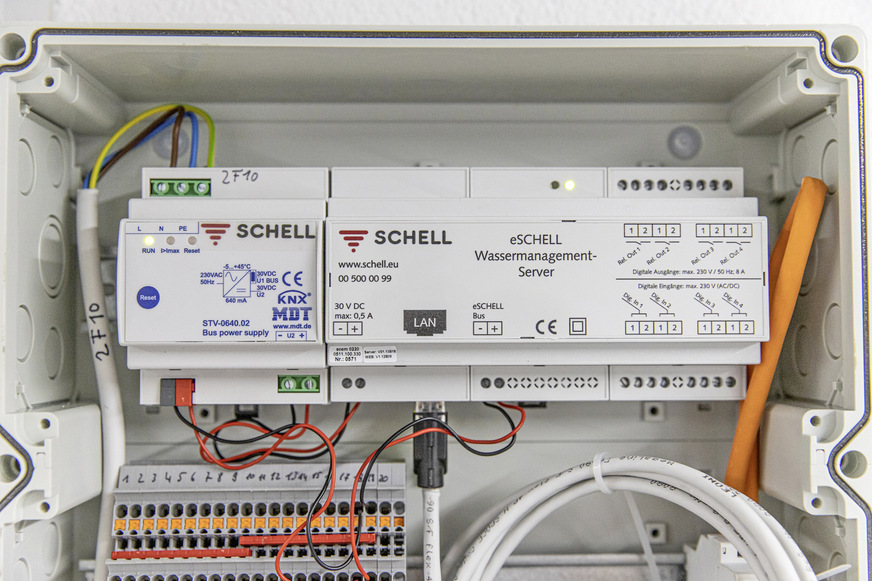Bild 4 Das Schell Wassermanagement-System SWS besteht aus wenigen Komponenten, die objektbezogen zusammengestellt werden. Im Westbad waren lediglich ein SWS-Server (rechts), das SWS-Netzteil (links) und 18 Bus-Extender Kabel notwendig, die in den Duschpaneelen montiert sind.