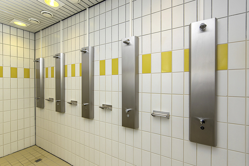 Bild 2 Die Edelstahl-Duschpaneele DP-C-T von Schell tragen mit glatten, reinigungsfreundlichen Oberflächen zu einem höheren Infektionsschutz bei, ermöglichen automatische Stagnationsspülungen und bieten …