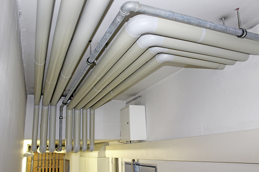 Bild 2 Im Keller dieses Wohnhauses wurden Rohrleitungen bevorzugt mit Einzelaufhängungen installiert. Nachträgliche Korrekturen und zusätzliche Leitungen erfordern gegenüber Montageschienen einen höheren Aufwand.