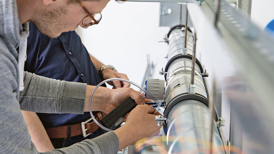 Bild 2 Mit den vielfältigen, im Studiengang „Smart Building Engineering“ erworbenen, Kenntnissen und Kompetenzen stehen den zukünftigen Ingenieurinnen und Ingenieuren gerade an Schnittstellenpositionen der Bauindustrie und Planungsbüros beruflich viele Wege offen.