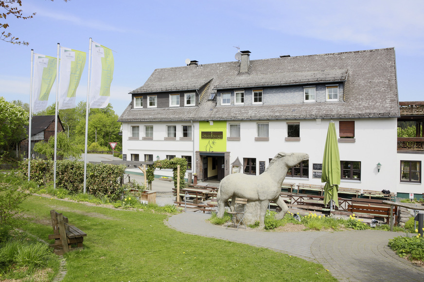 Bild 3 Das Naturhotel Wildewiese in Sundern im Sauerland liegt inmitten wunderschöner Natur und bietet seinen Gästen Entspannung und Komfort.