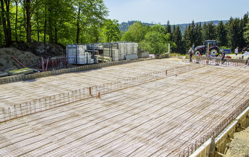 Die Industrieflächenheizung Uponor Magna auf 400 m2 Stallfläche …
