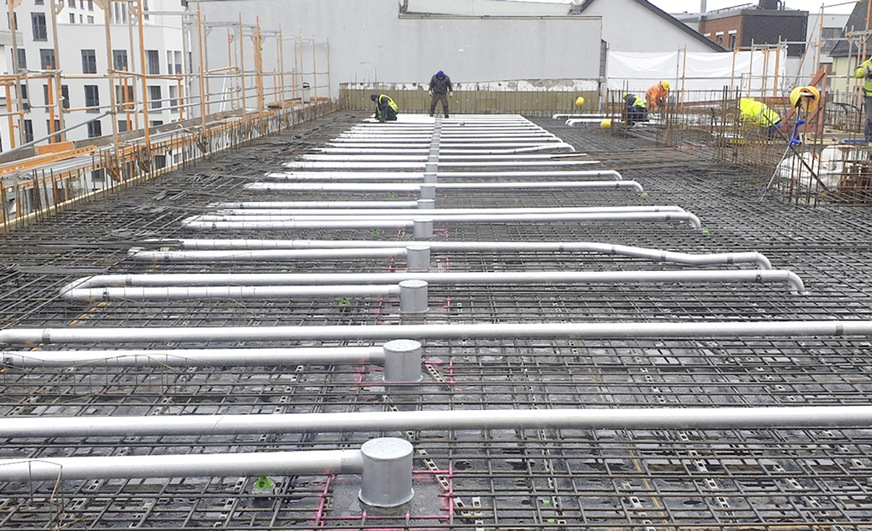 Bild 4 Für das BTA-Lüftungssystem Concretcool werden in die Betondecken Kühlrohre aus wärmeleitendem Aluminium eingegossen. Verlegen lassen sich die Kühlrohre in Ortbeton, Filigrandecken und Fertigteildecken.