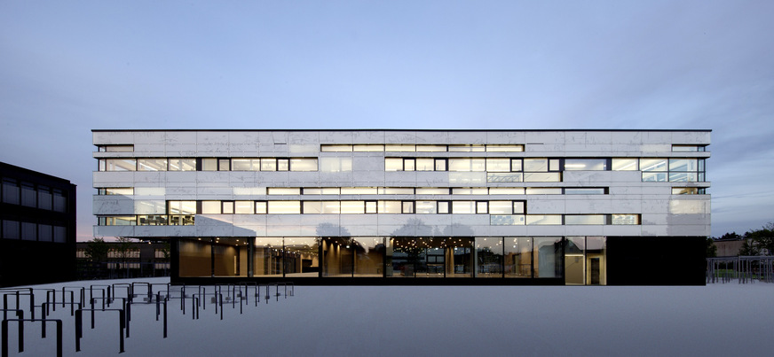 Bild 2 In der Sebastian-Lotzer-Realschule in Memmingen ermöglichte das BTA-Lüftungssystem Concretcool glatte Deckenansichten,…