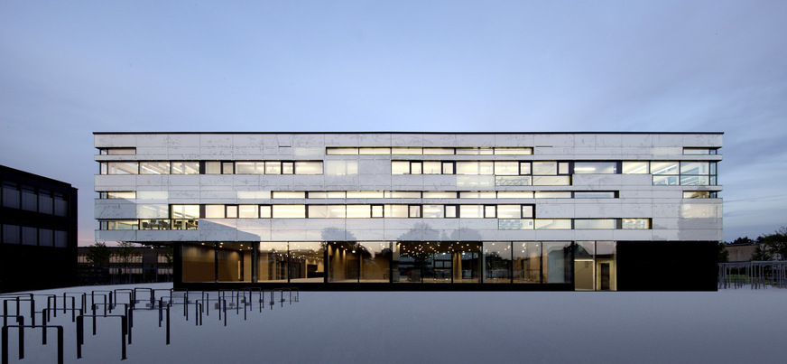 Bild 2 In der Sebastian-Lotzer-Realschule in Memmingen ermöglichte das BTA-Lüftungssystem Concretcool glatte Deckenansichten,…