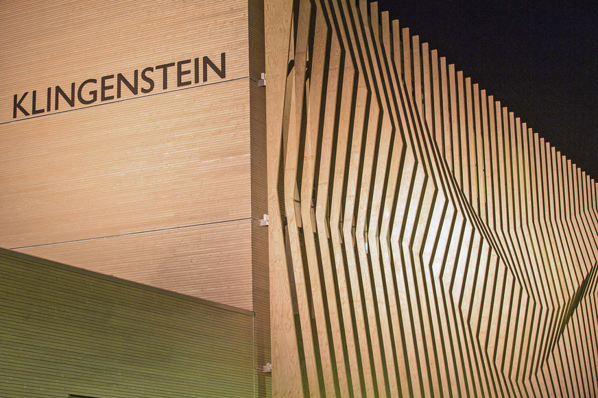 Bild 2  Nicht nur die Außenfassade ist vollständig in Holz ausgeführt, auch die oberen drei Stockwerke wurden in Vollholzbauweise mit beinahe komplett vorgefertigten Zimmermodulen erstellt.