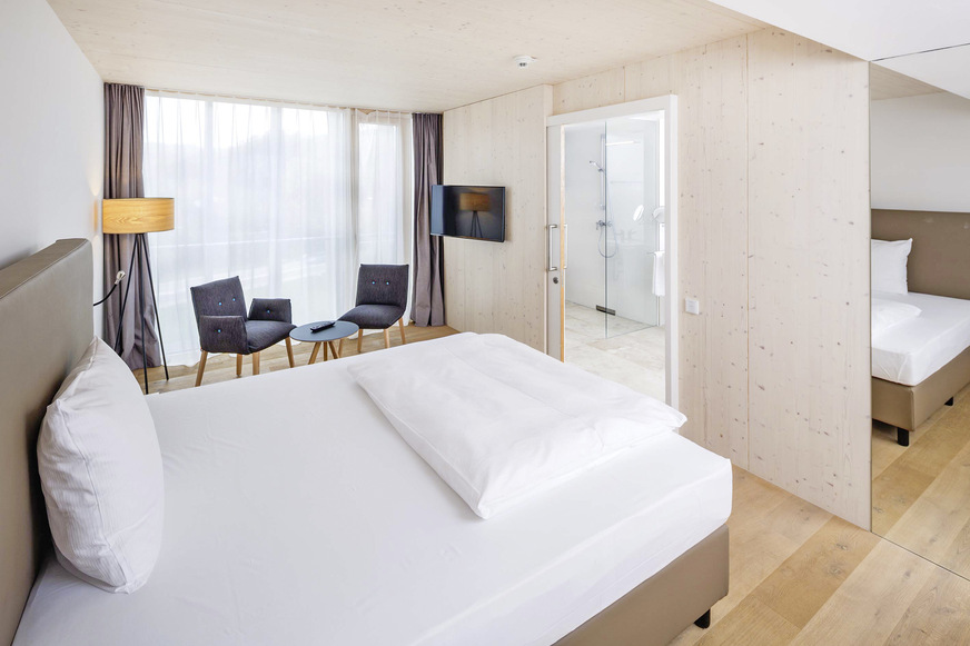 Bild 4  In den 63 Hotelzimmern kann über ein Kanaleinbaugerät in der abgehängten Zimmerdecke individuell geheizt oder gekühlt werden.