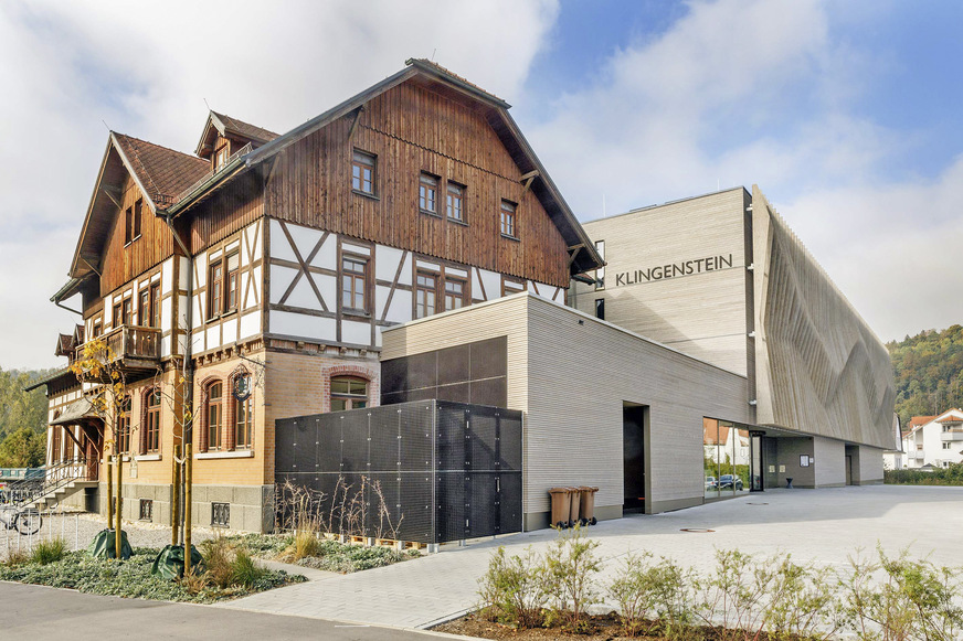 Bild 8 Das Klingenstein kann auf eine 400-jährige Geschichte als Herberge, Dorfgasthof und Braustätte zurückblicken. Der Neubau in Holzbauweise wurde im bewussten Kontrast zum denkmalgeschützten Altbau errichtet.