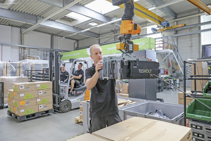 Bild 5 Produktion der Tesvolt-Batteriespeichersysteme in der Lutherstadt Wittenberg.