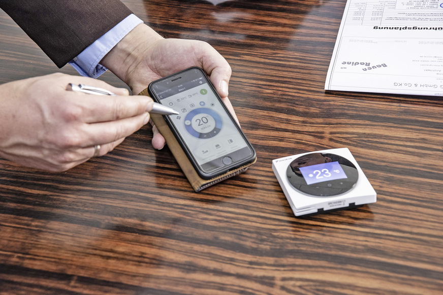 Bedienteil und App für die Raumtemperatursteuerung des VRV-Systems. „Über alle Phasen zufriedene Kunden, wenn man die Gelegenheit bekommt, die Wertigkeit, besondere Funktionen und den über das normale hinausgehenden Nutzen von Produkten und Systemen zu erläutern.“