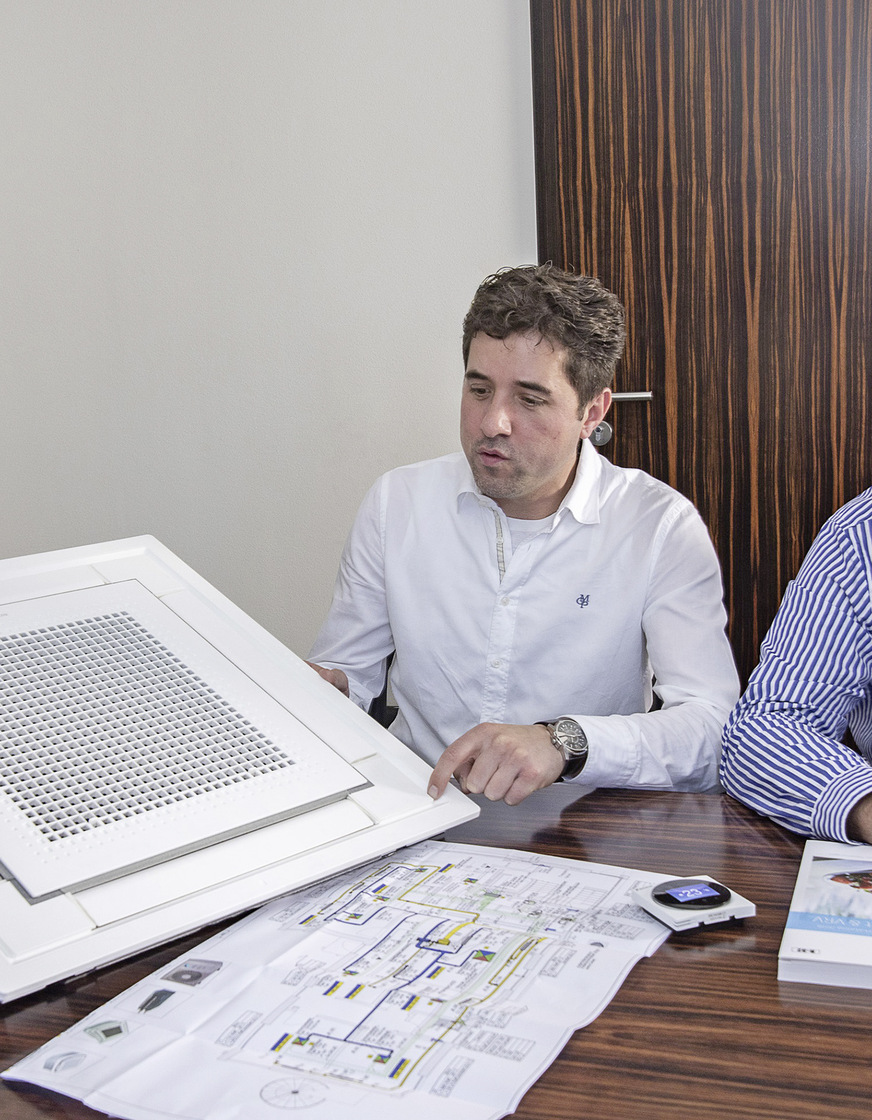 Dominik Jäker: „Mit der besseren Gebäudehülle für den KfW-55-Standard konnten wir nachweisen, dass in den Aufenthaltsräumen auf klassische Heizflächen ohne Behaglichkeitsdefizite vollständig verzichtetet und das VRV-System ganzjährig eine behagliche Temperierung gewährleisten kann.“