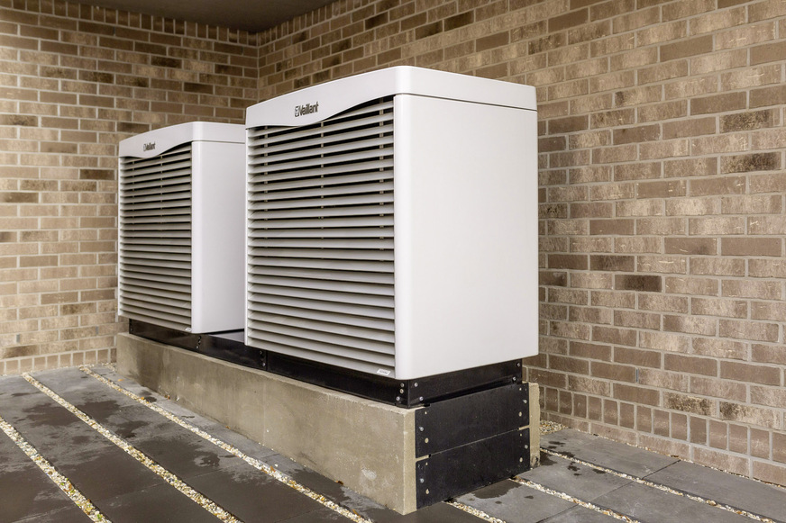 Bild 4 Wärmequelle und -senke: Nach dem Tichelmannprinzip geschaltete arocollect-Außeneinheiten für die reversierbare Luft/Wasser-Wärmepumpe flexotherm exclusive zum Heizen und Kühlen der Gewerbeeinheit.