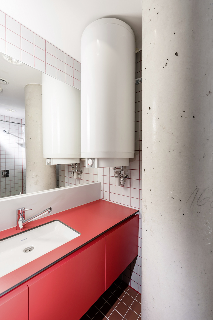 Bild 7 In den vier Duschräumen im Fitnessbereich und in der Kita stellen AEG-Wandspeicher DEM (200 l) Warmwasser zur Verfügung.