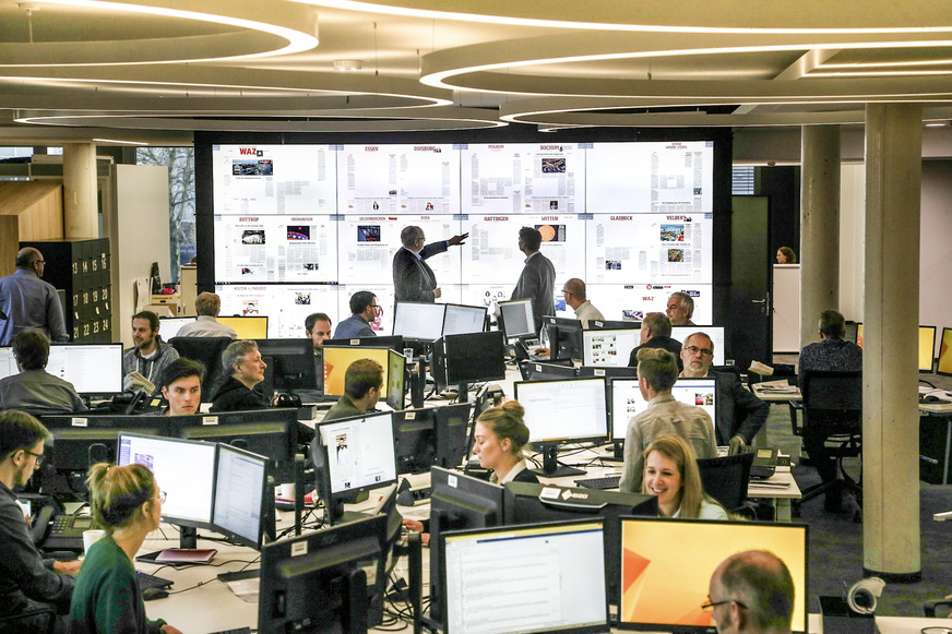 Bild 3 In der Redaktion ist die Arbeit im Fluss: Hier gibt es keine feste Zuordnung von Arbeitsplätzen. Der multimediale News-Desk ermöglicht Redakteuren den Zugriff auf alle im Entstehen befindlichen Zeitungsseiten und digitalen Medien.