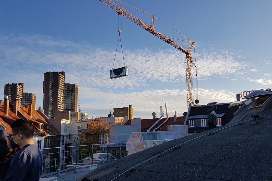 Einen halben Rotations-Wärmeübertrager am Haken: Die neue Lüftungsanlage wurde außen auf einer Stahlkonstruktion installiert.