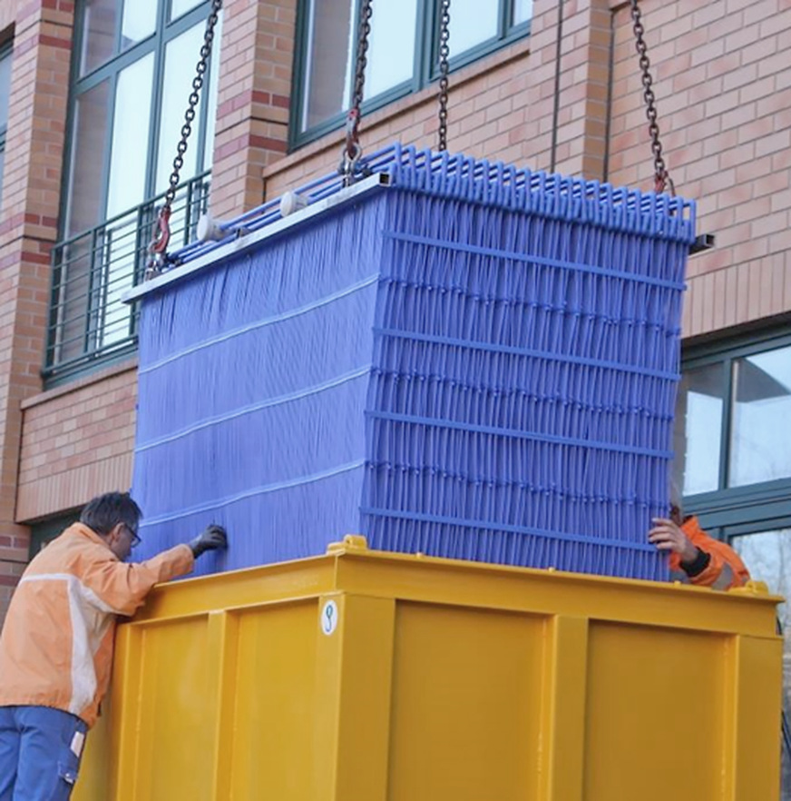 Bei den sp.ICE-Eisspeichern von Beka Heiz- und Kühlmatten kommt erstmals Kapillarrohrtechnik zum Einsatz: Der Wärmeübertrager besteht aus dünnen Kapillarrohren, die zu Modulen zusammengefasst und in einen normierten Container gebettet werden.