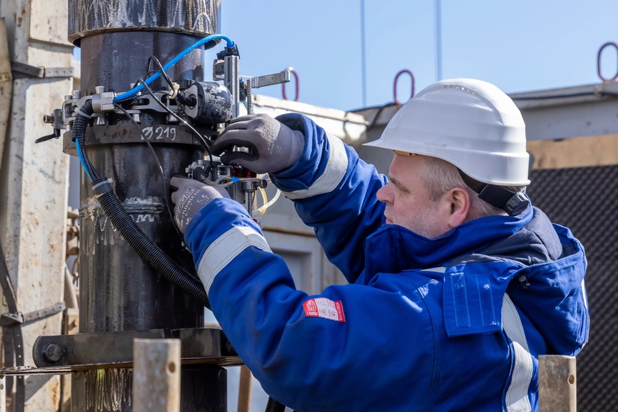 Qualitätstests schon beim Einbau: Ein Prüfingenieur testet jede Schweißnaht zwischen den Stahlrohren, hier am Innenrohr.