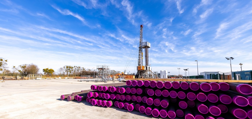 Baustelle für die Wasserstoff-Testkaverne von EWE in Rüdersdorf. Inzwischen sind die 160 Stahlrohre über den Bohrturm bis auf 1000 m Tiefe verbaut und einzementiert.