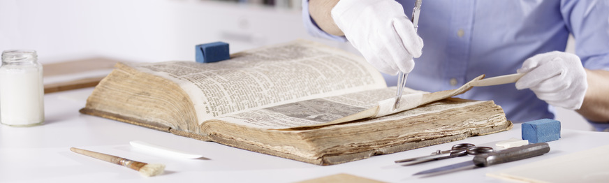 Bild 4 Kunst- und Kulturgüter und Restaurator sehen sich öfter, als ihnen unter Umständen lieb ist. Denn eine durchgehend schadensfreie Lagerung und Erhaltung ist unter unseren atmosphärischen Bedingungen nicht möglich. Entscheidenden Einfluss auf eine korrekte und schadensarme Archivierung hat die Luftfeuchte in den Archivräumen.&nbsp;