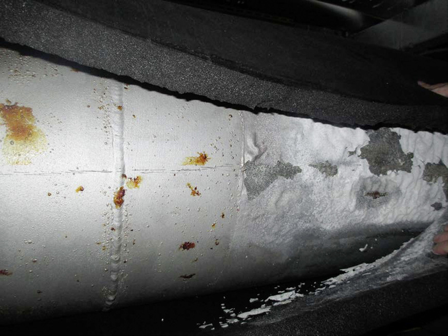 Bild 2&nbsp; Nach dem Entfernen der Dämmung zeigten sich erhebliche Schäden am Korrosionsschutz der Leitung: Es war bereits zu Schichtablösungen und lokaler Rostbildung gekommen.