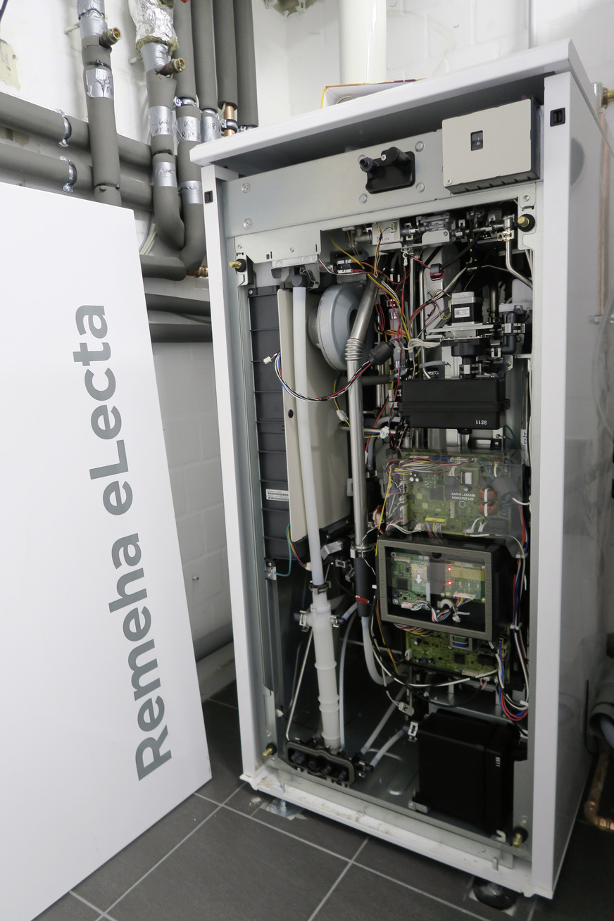 Bild 4 Blick in das Brennstoffzellenheizgerät, welches die BDR-Thermea Gruppe in Kooperation mit Panasonic (PEM-Modul) entwickelt hat.