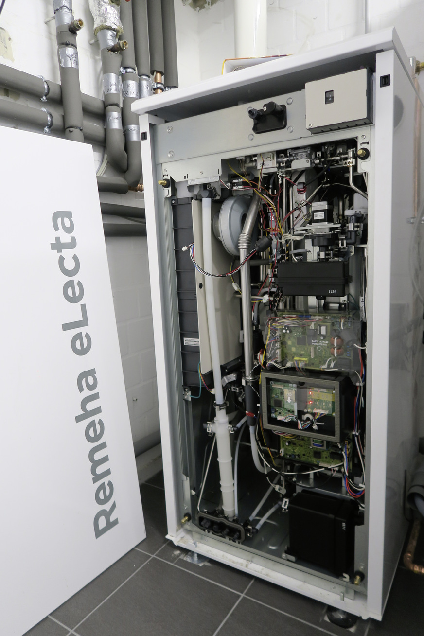 Bild 4 Blick in das Brennstoffzellenheizgerät, welches die BDR-Thermea Gruppe in Kooperation mit Panasonic (PEM-Modul) entwickelt hat.