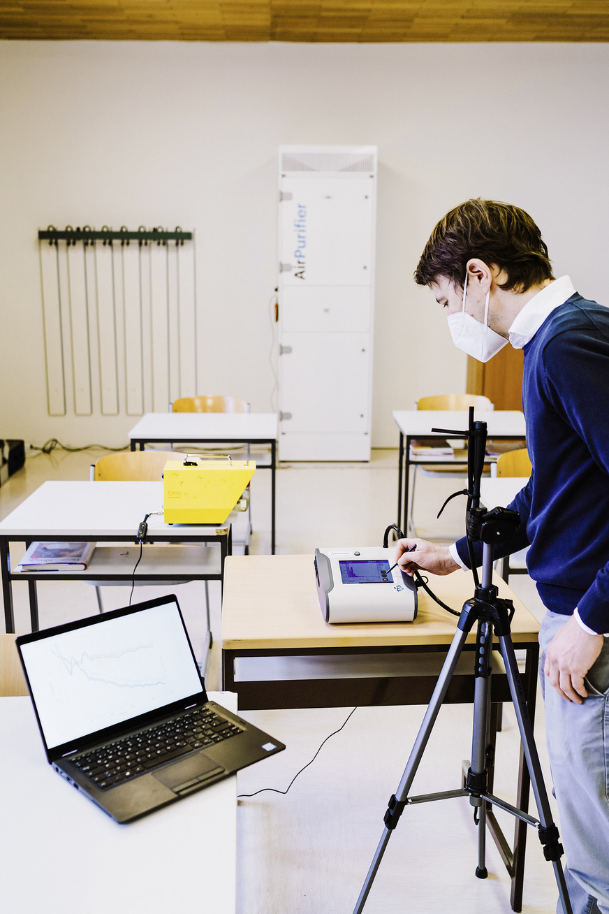 Bild 4 Untersuchung des Steinbeis-Forschungszentrums Virtual Testing im Johannes-Nepomuk-Gymnasium im niederbayerischen Rohr: Die Messungen fanden sowohl unter realen Bedingungen während sechs Schulstunden als auch abseits des Schulbetriebs durch die gleichmäßige Verteilung eines Prüfaerosols statt.