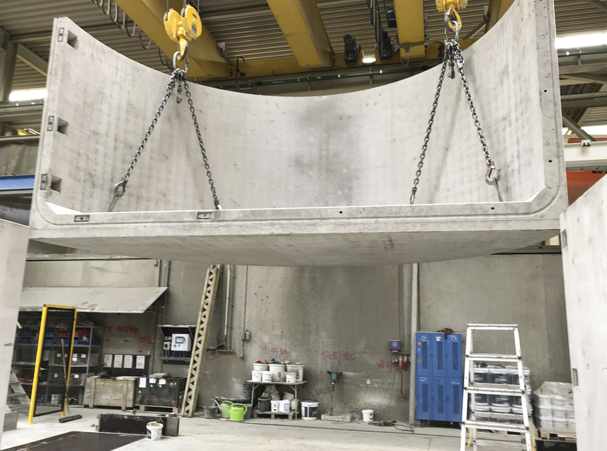Bild 8 Thermischer Pufferspeicher. Herstellung der Betonfertigteile im Werk von Mall in Donaueschingen. Das halbkreisförmige Endstück des Behälters hat eine Breite von 6 m und eine Höhe von 2,9 m.