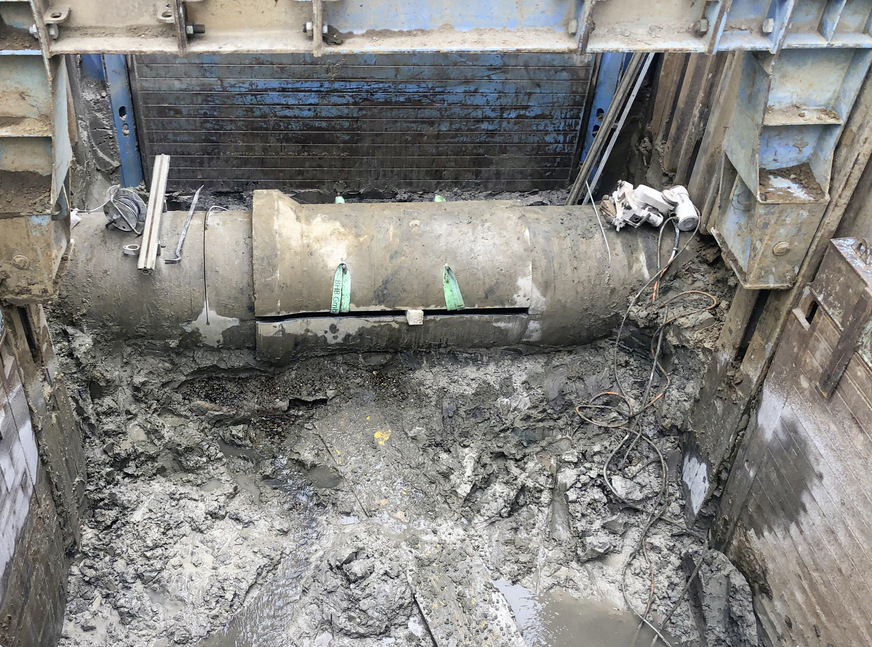 Bild 4 Sammler des Abwasserzweckverbands Breisgauer Bucht mit 90 cm Durchmesser und 23 l/s Trockenwetterabfluss. Ein Teilstrom des Abwassers wird in ein Entnahmebauwerk abgezweigt und durch einen Siebrechen grob gereinigt.