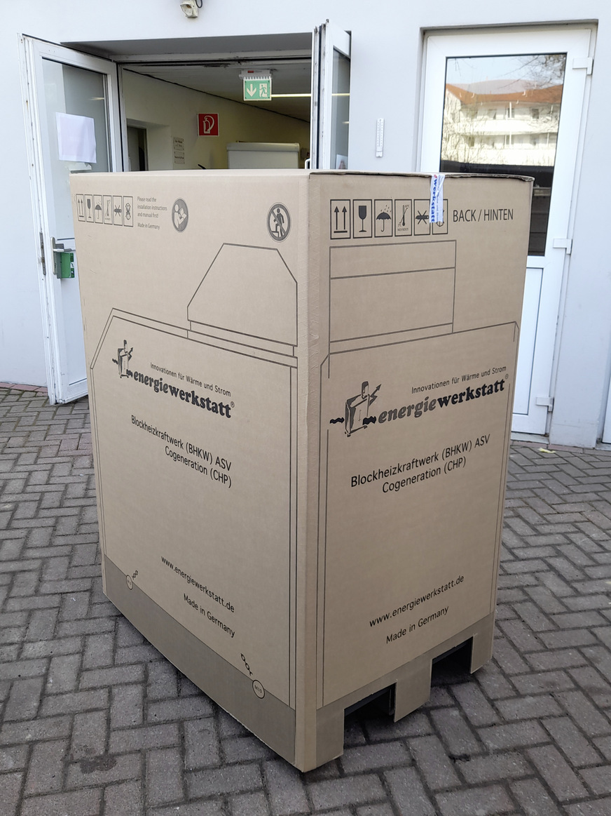 Bild 2 Am Tag nach der Demontage des alten BHKW haben zwei Servicetechniker von Energiewerkstatt das auf die Abmessung einer Europalette abgestimmte ASV-20-BHKW mit einem firmeneigenen Spezial-Transporter geliefert, …