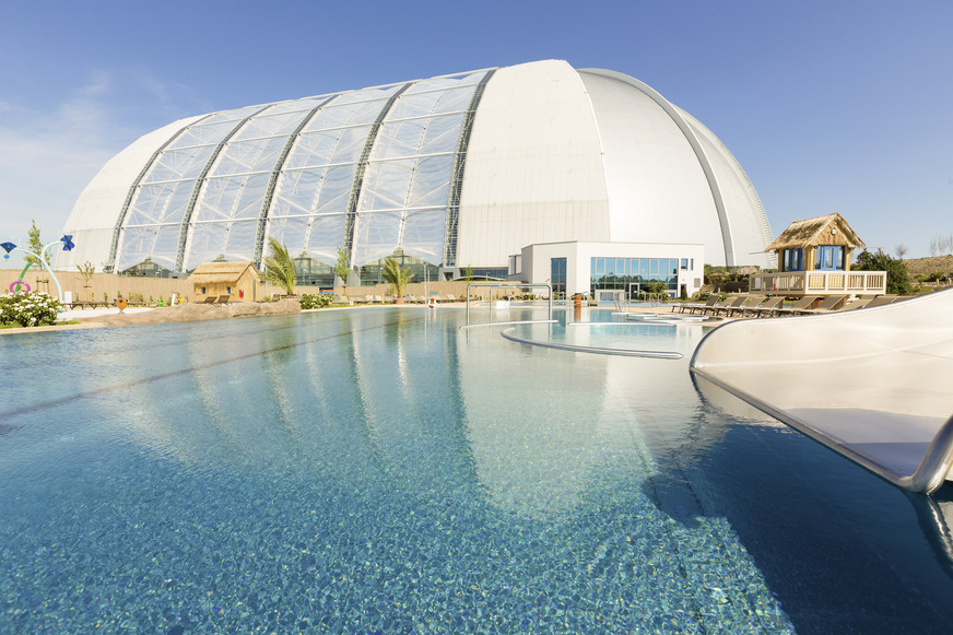 Bild 4 Der Dome von Tropical Islands ist eine der weltweit größten freitragenden Hallen. Der Außenbereich Amazonia bietet neben mehreren Wasserattraktionen eine große Liegewiese sowie Sport- und Spielbereiche auf insgesamt 35 000 m2 Fläche.