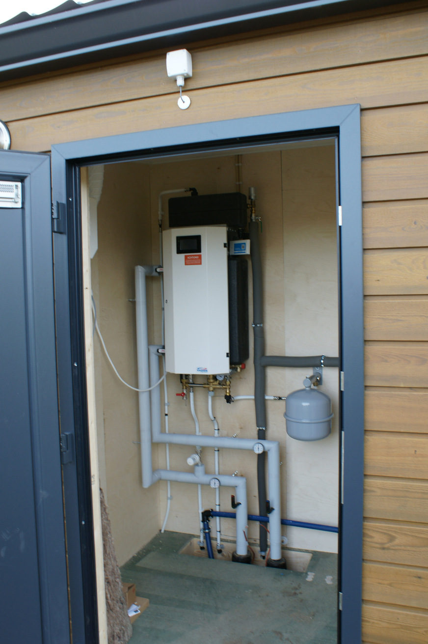 Bild 2 Indirekter Anschluss an die Nahwärmeversorgung der neuen Energiezentrale: Kompakte Wärmeübergabestation Yado|Giro C inklusive Trinkwassererwärmung im Durchlaufprinzip in einem Sunrise Home.