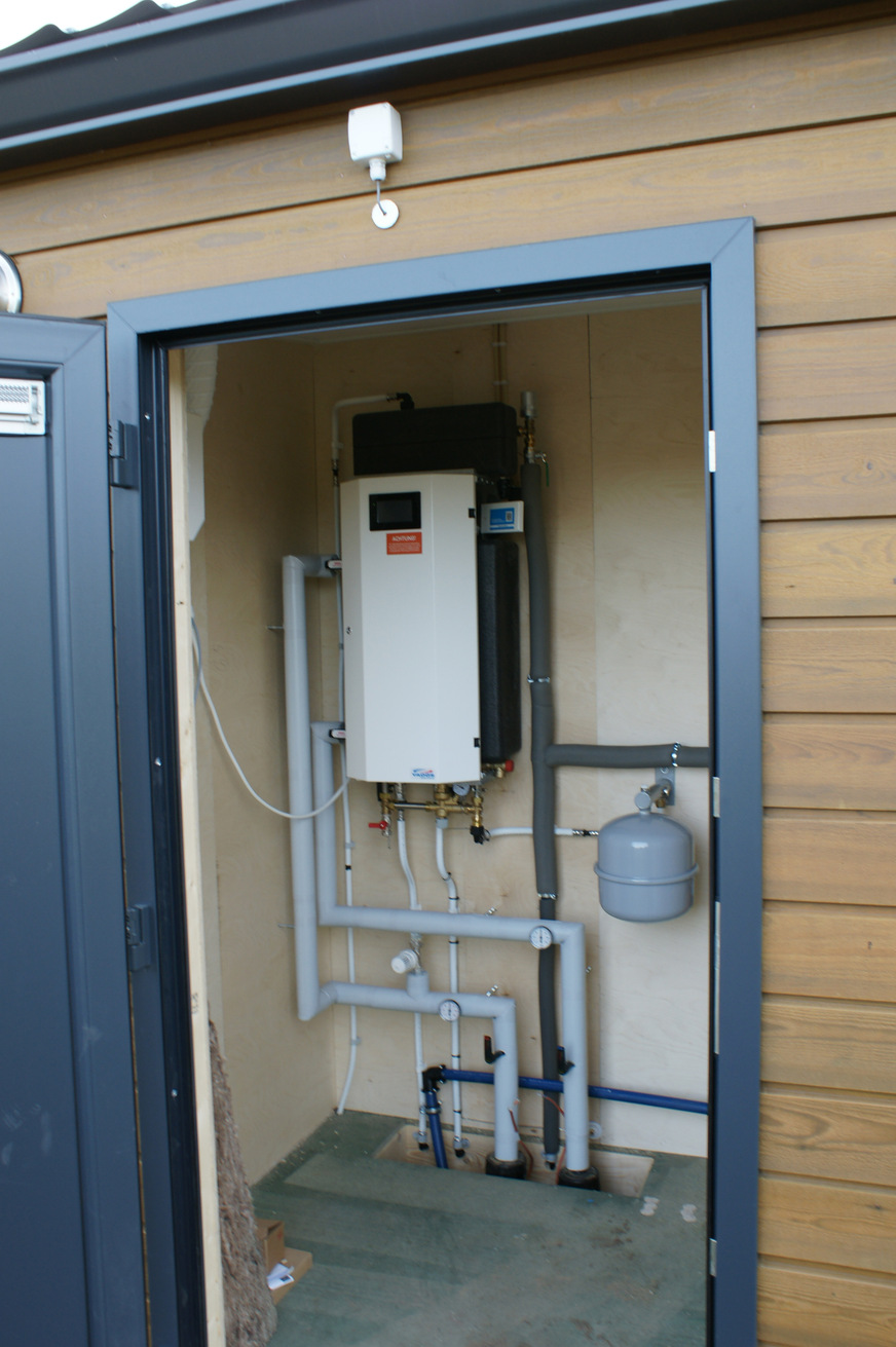 Bild 2 Indirekter Anschluss an die Nahwärmeversorgung der neuen Energiezentrale: Kompakte Wärmeübergabestation Yado|Giro C inklusive Trinkwassererwärmung im Durchlaufprinzip in einem Sunrise Home.