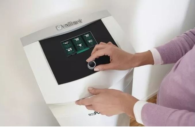 Abb 3. Die Bedienung der Gesamtanlage erfolgt über einen 5,7“-Touch-Panel im Systemregler.&nbsp;