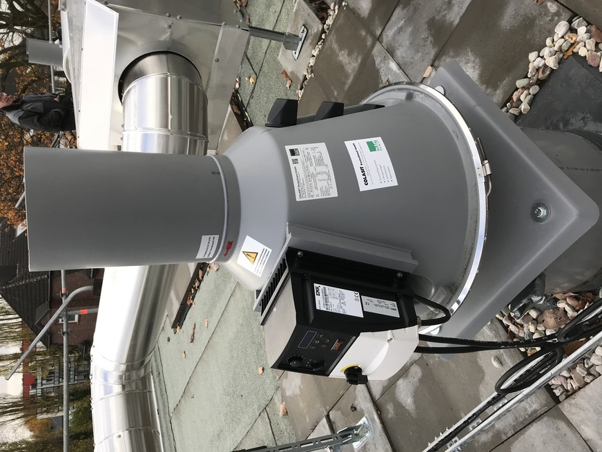 Bild 1 Korrosionsgeschützter Dachventilator für einen Laborabzug auf Haus B der Gesamtschule Oppum.